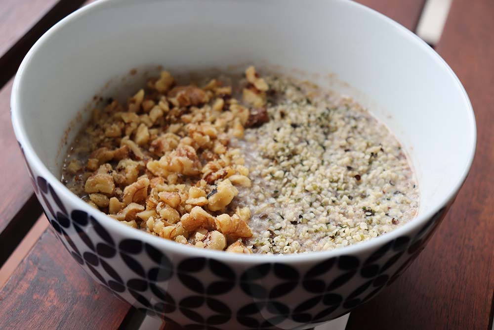 Quinoa-porridge-with-hemp-seeds
